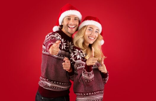 Par i matchende juletrøjer